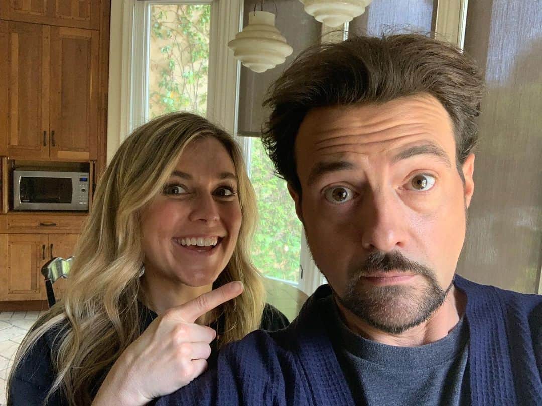 ケヴィン・スミスのインスタグラム：「I wear a backwards baseball cap a bunch because a) most days it’s just easier and b) it’s pretty much been my brand for 25 years. But whenever I’m not pulling a hat trick, @iamemilydawn makes me more mainstream with the magic hair! If you’ve ever looked at me and thought “I can’t believe I’m thinking this, but Kev looks somewhat presentable. What gives?” Emily gives! She gives good grooming! Em’s been putting my face on as far back as our #spoilers show on @hulu. She was there for every episode of both @comicbookmenamc and @geekingoutamc and gave me the glam during #jayandsilentbobreboot! But Emily’s not just a hair genius and mane miracle-maker, she’s a natural aphrodisiac as well: whenever Emily does my hair, @jenschwalbach is a thousand times more likely to bed me. So for making me look normal and for making my wife of 20 years remotely interested in seeing me naked, I salute Emily and offer the greatest gratitude! Hair’s lookin’ at you, Kid! #KevinSmith #emilychristison #hairbyemilydawn #groomingbyemilydawn」