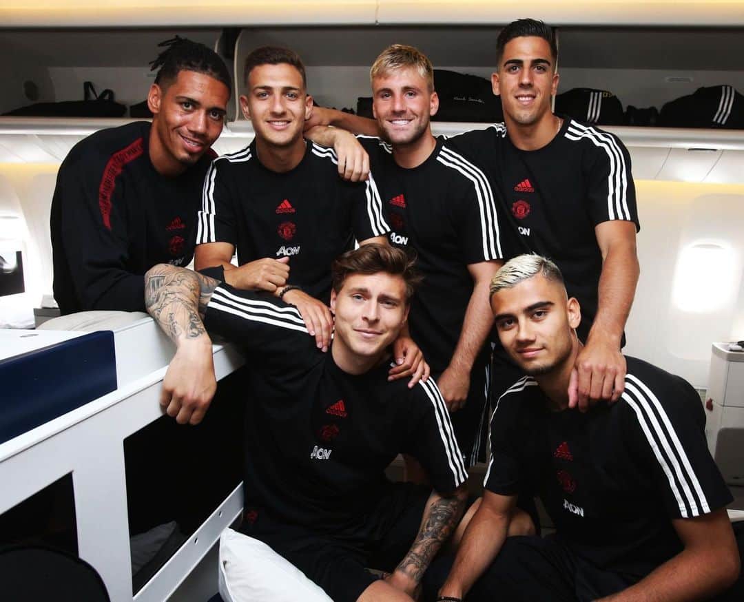 ルーク・ショーのインスタグラム：「TOUR ✈️ #MUTOUR #MUFC」