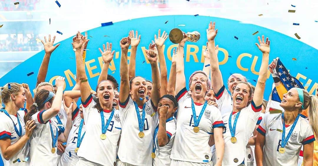 シンディ・ローパーさんのインスタグラム写真 - (シンディ・ローパーInstagram)「So proud of these strong, fierce women! Congrats @uswnt! #Back2Back #WorldCup #4timeworldchampion #Champions #OneNationOneTeam 🇺🇸⚽️🎉」7月8日 3時41分 - cyndilauper