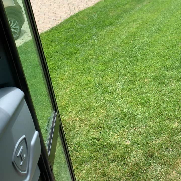 ジェニファー・ハドソンのインスタグラム：「Round all the kids up ! It’s time for that family/friend summer 6flags trip ! Yal know how we do ! This school@bus ain’t going to school on this day ! @juleyah are u the bus driver driver !」