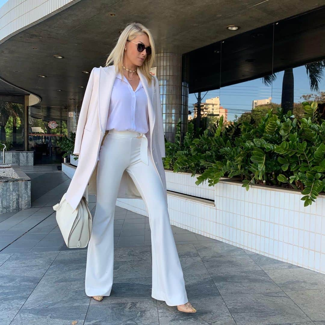 Ana Hickmannさんのインスタグラム写真 - (Ana HickmannInstagram)「Look total white. Camisa e calça @anahickmanncollection @anahickmannloja , casaco @dolcegabbana , bolsa @louisvuitton , sapatos @louboutinworld , óculos #anahickmanneyewear @goeyewear e acessórios #anahickmannrommanel @rommanel . #anahickmann #lookah」7月8日 3時46分 - ahickmann