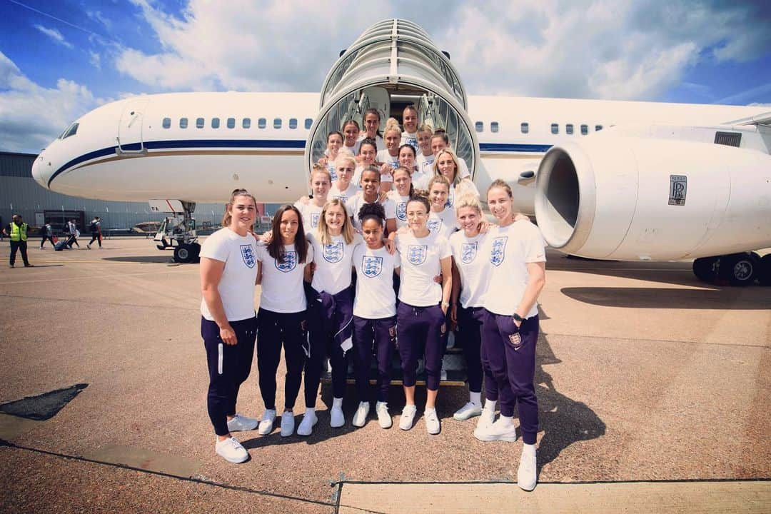 サッカー イングランド代表チームさんのインスタグラム写真 - (サッカー イングランド代表チームInstagram)「Our @lionesses are home. #BeReady for what’s next. 👊」7月8日 3時47分 - england