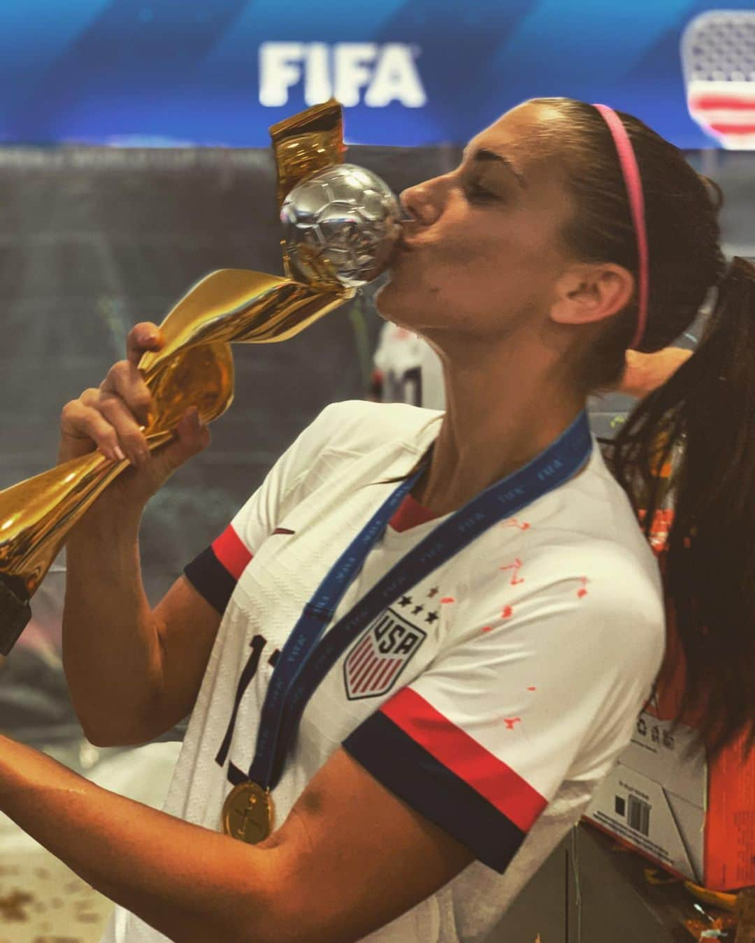 アレックス・モーガンさんのインスタグラム写真 - (アレックス・モーガンInstagram)「I think I’m in love. WORLD CHAMPS BABY!」7月8日 3時52分 - alexmorgan13