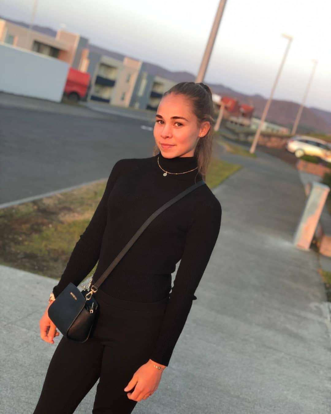 エイトォーラ・トールズドッティルのインスタグラム：「🖤」