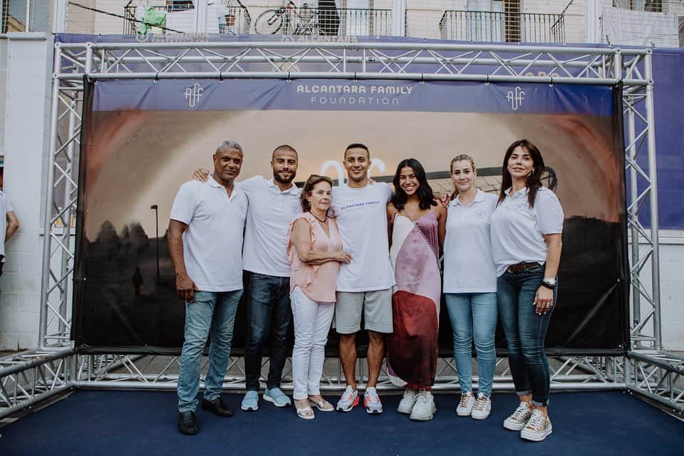 ティアゴ・アルカンタラのインスタグラム：「Lo hemos logrado! Paso a paso hemos conseguido lo que planeábamos desde hace mucho tiempo. Este será nuestro legado ❤️ #AlcantaraFamily」