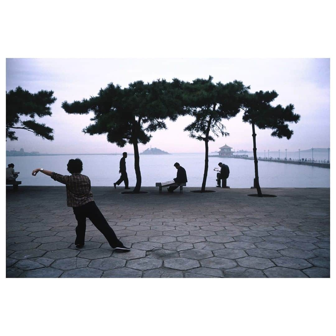 Magnum Photosさんのインスタグラム写真 - (Magnum PhotosInstagram)「#Fromthearchive: By the seaside overlooking the Yellow Sea and Jiaozhou Bay. The woman in the foreground in practicing taijiquan. Shandong, Qingdao, China. 1981. . © #HirojiKubota/#MagnumPhotos」7月8日 4時01分 - magnumphotos