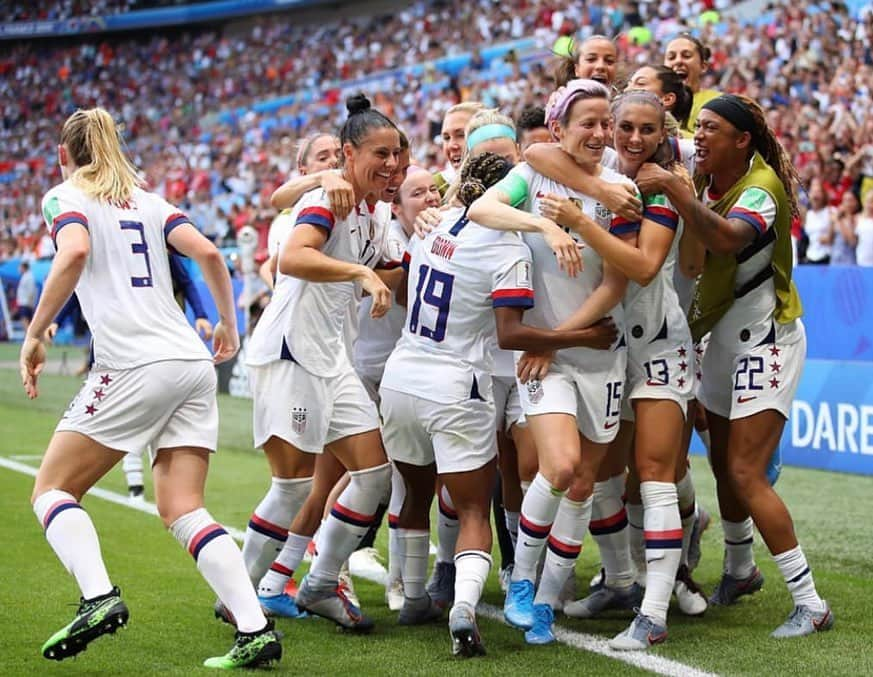 アン・ハサウェイさんのインスタグラム写真 - (アン・ハサウェイInstagram)「💥❤️⚽️🥇⚽️💙💥」7月8日 4時03分 - annehathaway