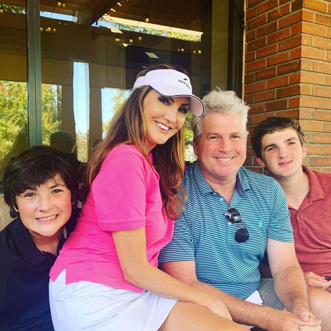 ヘザー・マクドナルドのインスタグラム：「How else was I supposed to fit in this photo? #happysunday」