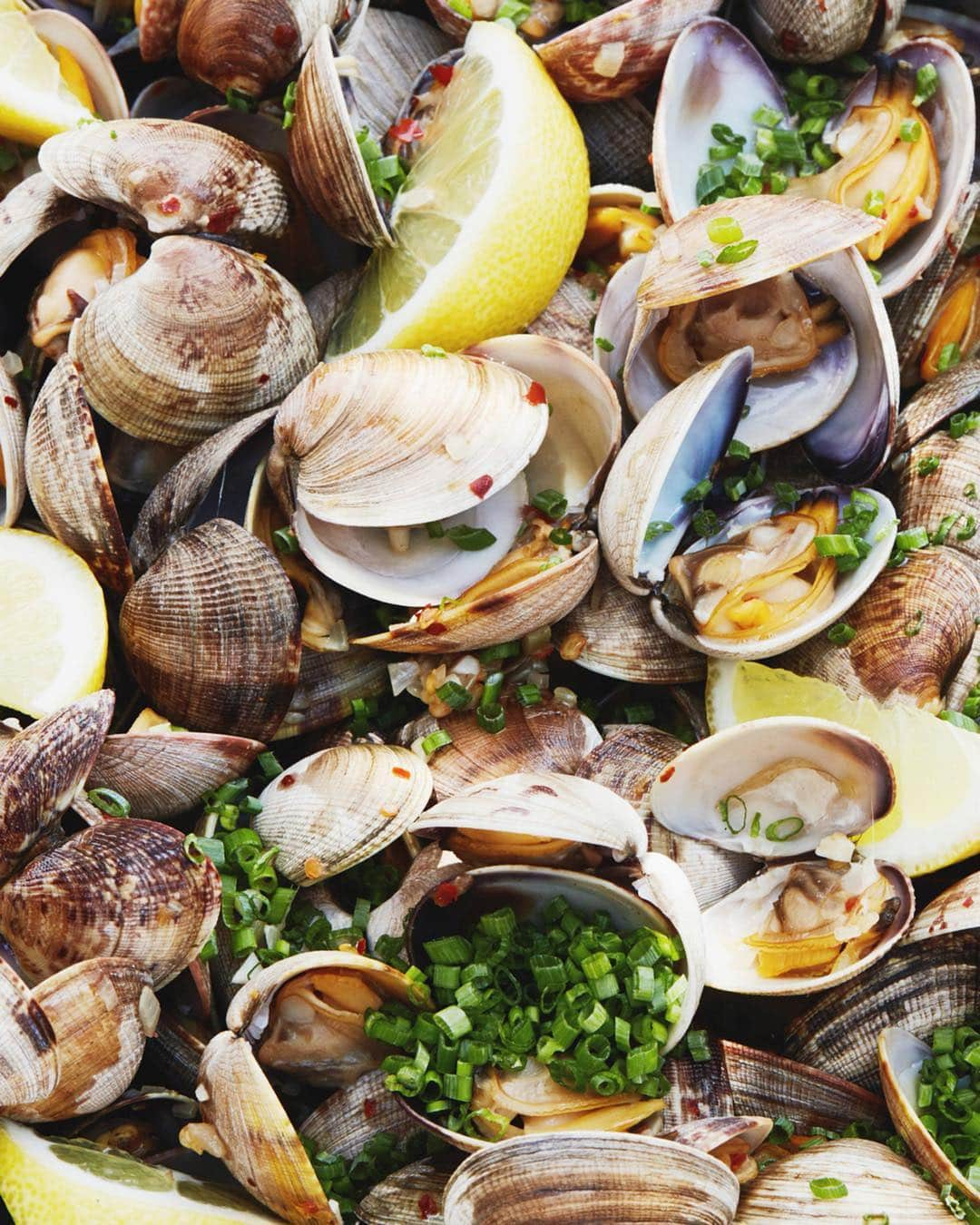 Gaby Dalkinさんのインスタグラム写真 - (Gaby DalkinInstagram)「100% safe to say I overdid it this weekend 😂 so this weeks meal plan is V clean and colorful and healthy and I am here for it! Tonight: steamed clams and a little grilled bread because balance! Grab the full meal plan on the blog 💛」7月8日 4時08分 - whatsgabycookin