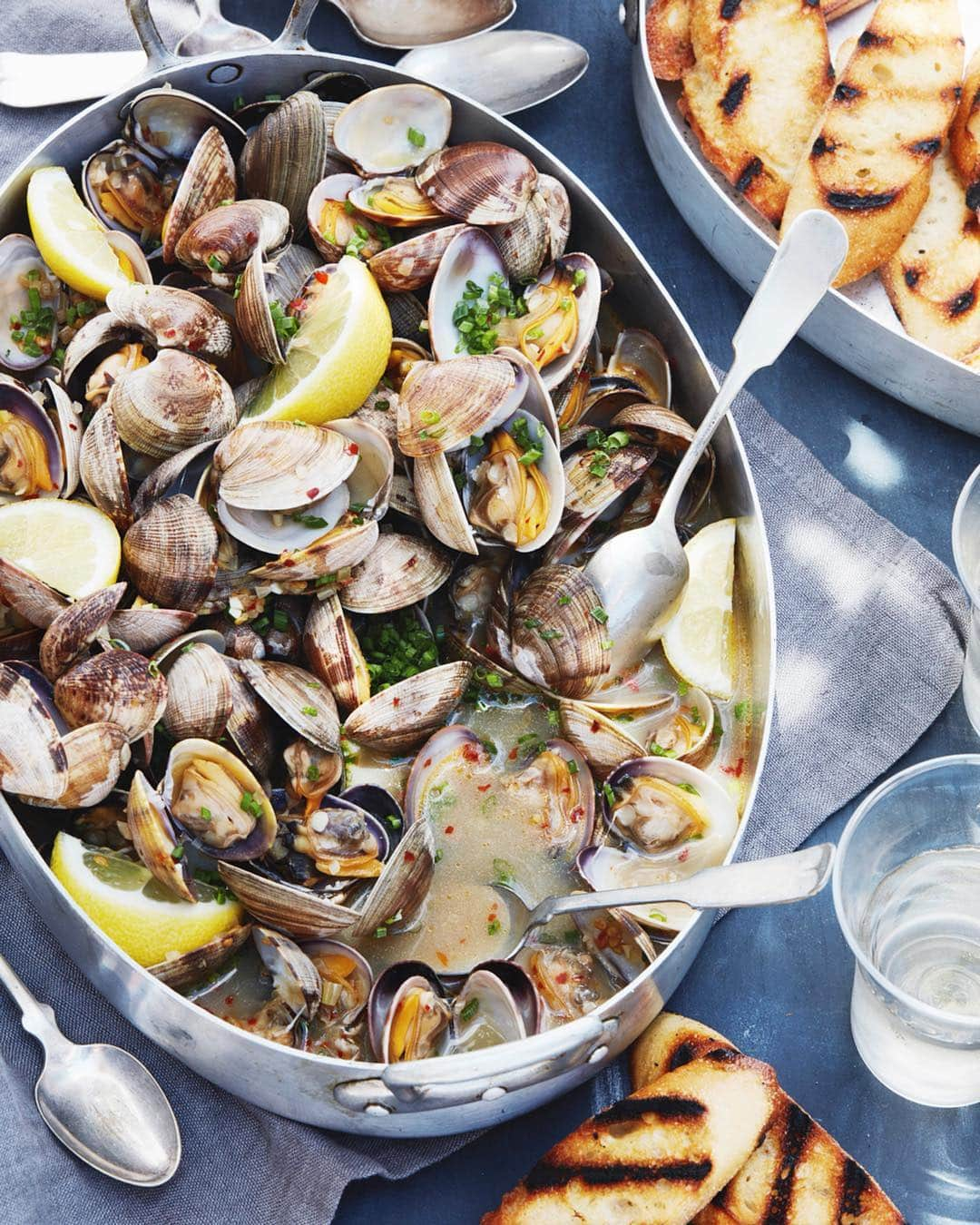 Gaby Dalkinさんのインスタグラム写真 - (Gaby DalkinInstagram)「100% safe to say I overdid it this weekend 😂 so this weeks meal plan is V clean and colorful and healthy and I am here for it! Tonight: steamed clams and a little grilled bread because balance! Grab the full meal plan on the blog 💛」7月8日 4時08分 - whatsgabycookin