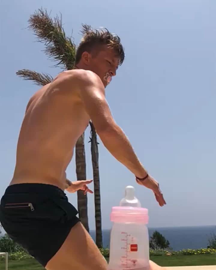 マルコ・ロイスのインスタグラム：「#bottlecapchallenge 🍼👧😉 Danke @marcbartra für die Nominierung! Meine nominierten sind @thereallukemockridge, @illusionistfarid und alle @sportstotal Spieler. Gleichzeitig möchte ich mit der Challenge @subotic4 und seine @neven_subotic_stiftung unterstützen, die sich für das Menschenrecht auf sauberes Trinkwasser einsetzt. 🙏💦」
