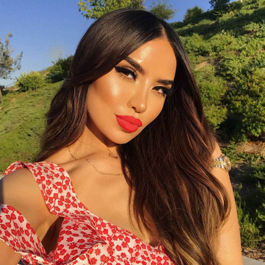 iluvsarahiiさんのインスタグラム写真 - (iluvsarahiiInstagram)「I did yesterday’s  makeup in the car and I’m not mad about it lol we hit a few bumps but fixed it once we parked 😝 _______________________________ Lips | @personacosmetics Matte Lip In Phoenix + @lagirlcosmetics Restlessly Red Lippencil  Highlight | @narsissist Super Radiant boaster mixed in with my @narsissist natural radiant foundation in Barcelona  Lashes | @lillylashes in Miami Flare  Bronzer | @fentybeauty Private island  Liner | @urbandecaycosmetics Perversion Fine point eye pen」7月8日 4時14分 - iluvsarahii