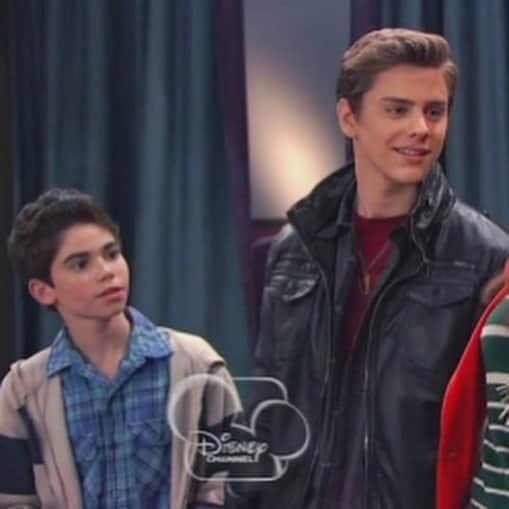 ギャレット・バックストロームのインスタグラム：「Woke up to some very tragic news of @thecameronboyce passing away. I had a pleasure of working with him on “Jessie”. I will never forget how kind, funny and down to earth he was...always making us all laugh in between takes. Such a shame we lost such a talented soul so early. You are gone but will not be forgotten man. My prayers are with Cameron’s family. RIP ✝️」