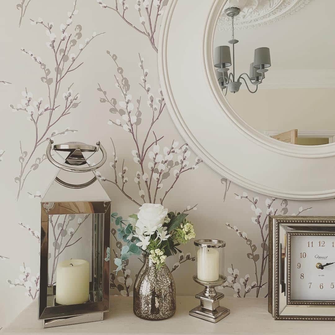 ローラアシュレイのインスタグラム：「When it comes to mantlepiece accessories, it's all in the details ✨ @eastcoast.home」