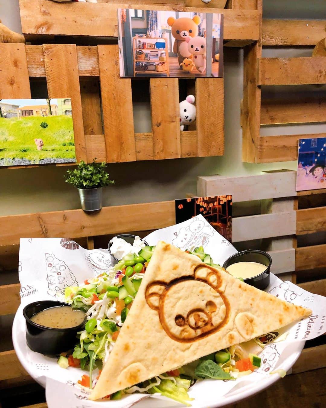 Rilakkuma US（リラックマ）さんのインスタグラム写真 - (Rilakkuma US（リラックマ）Instagram)「A salad has never looked so adorable before! Available only this weekend at the sold out Rilakkuma Cafe Pop Up. . . . #rilakkumaus #rilakkuma #sanx #kawaii #cutefood #eaterla #foodie #dtla #リラックマ #サンエックス #キャラ弁」7月8日 4時36分 - rilakkumaus
