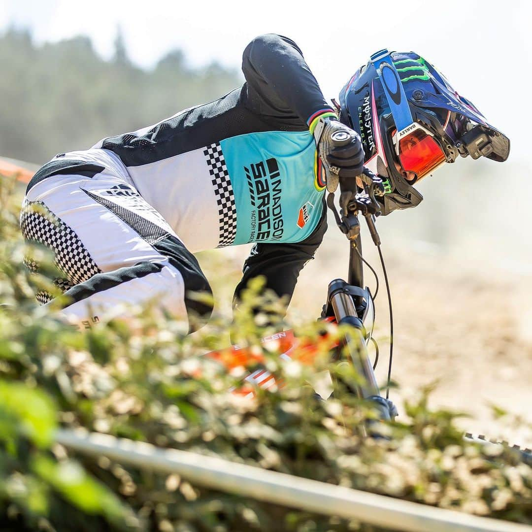 モンスターエナジーさんのインスタグラム写真 - (モンスターエナジーInstagram)「#MonsterEnergy riders left nothing on the track at a dusty #MTBWorldCup race with some extremely clouded sections. ⠀⠀⠀⠀⠀⠀⠀⠀⠀ @lorisvergier went faster and faster at each split taking 2nd overall; @troybrosnan gets 3rd despite a swollen knee over the weekend; @amaurypierron4 got 4th with great line choices and @dannyhart1 put down some risky lines to round out the top 5. ⠀⠀⠀⠀⠀⠀⠀⠀⠀ #MTB #MountainBike」7月8日 4時37分 - monsterenergy