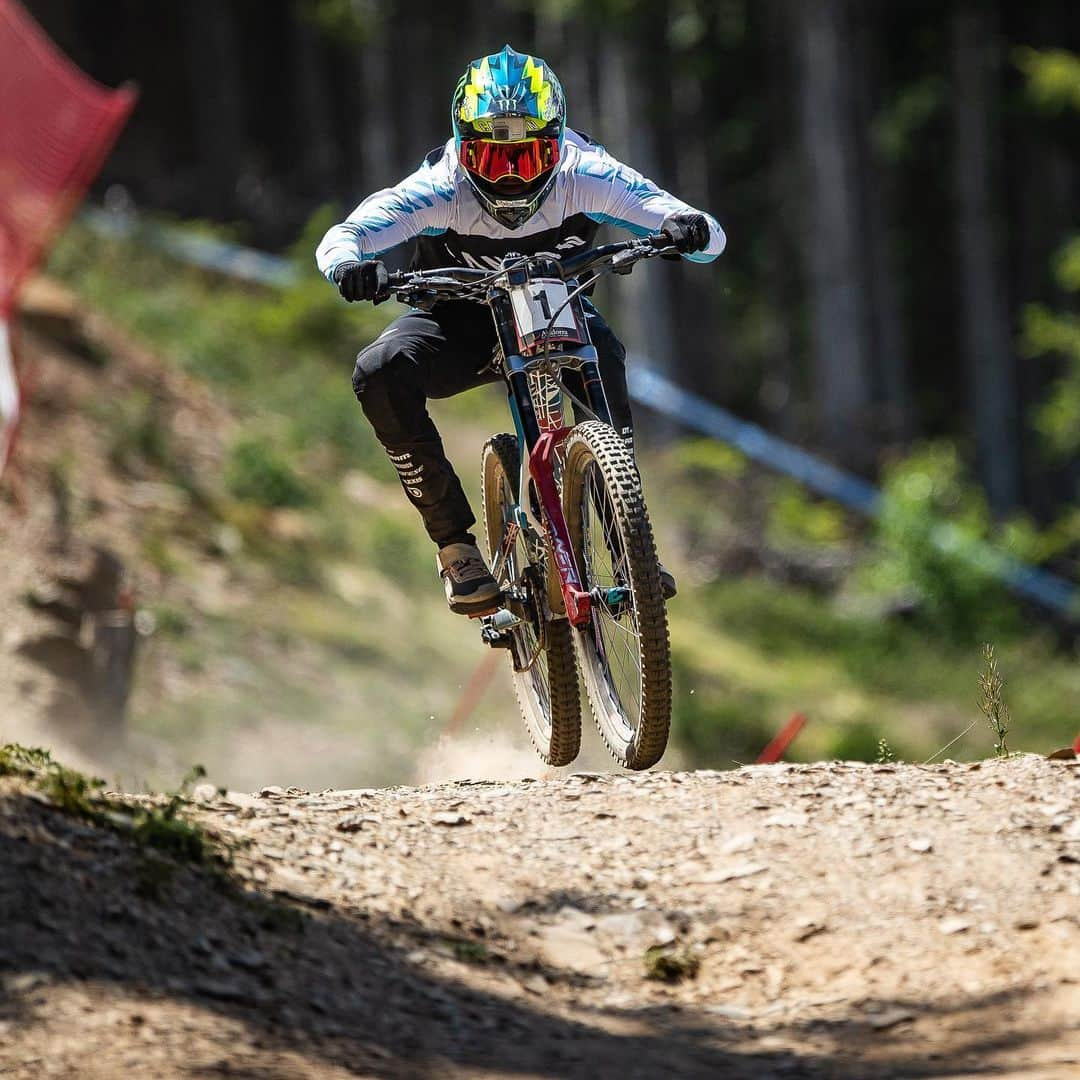 モンスターエナジーさんのインスタグラム写真 - (モンスターエナジーInstagram)「#MonsterEnergy riders left nothing on the track at a dusty #MTBWorldCup race with some extremely clouded sections. ⠀⠀⠀⠀⠀⠀⠀⠀⠀ @lorisvergier went faster and faster at each split taking 2nd overall; @troybrosnan gets 3rd despite a swollen knee over the weekend; @amaurypierron4 got 4th with great line choices and @dannyhart1 put down some risky lines to round out the top 5. ⠀⠀⠀⠀⠀⠀⠀⠀⠀ #MTB #MountainBike」7月8日 4時37分 - monsterenergy