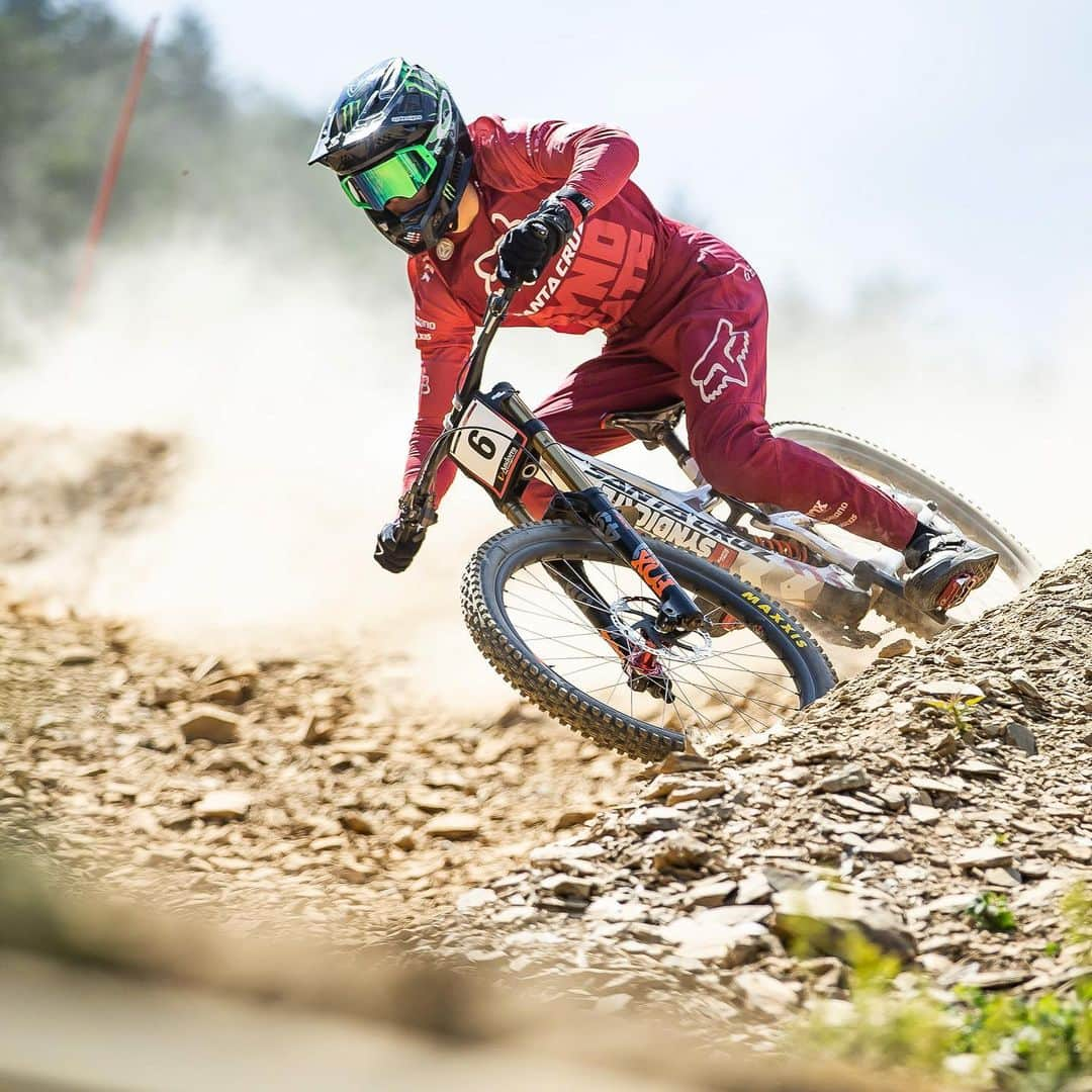 モンスターエナジーさんのインスタグラム写真 - (モンスターエナジーInstagram)「#MonsterEnergy riders left nothing on the track at a dusty #MTBWorldCup race with some extremely clouded sections. ⠀⠀⠀⠀⠀⠀⠀⠀⠀ @lorisvergier went faster and faster at each split taking 2nd overall; @troybrosnan gets 3rd despite a swollen knee over the weekend; @amaurypierron4 got 4th with great line choices and @dannyhart1 put down some risky lines to round out the top 5. ⠀⠀⠀⠀⠀⠀⠀⠀⠀ #MTB #MountainBike」7月8日 4時37分 - monsterenergy