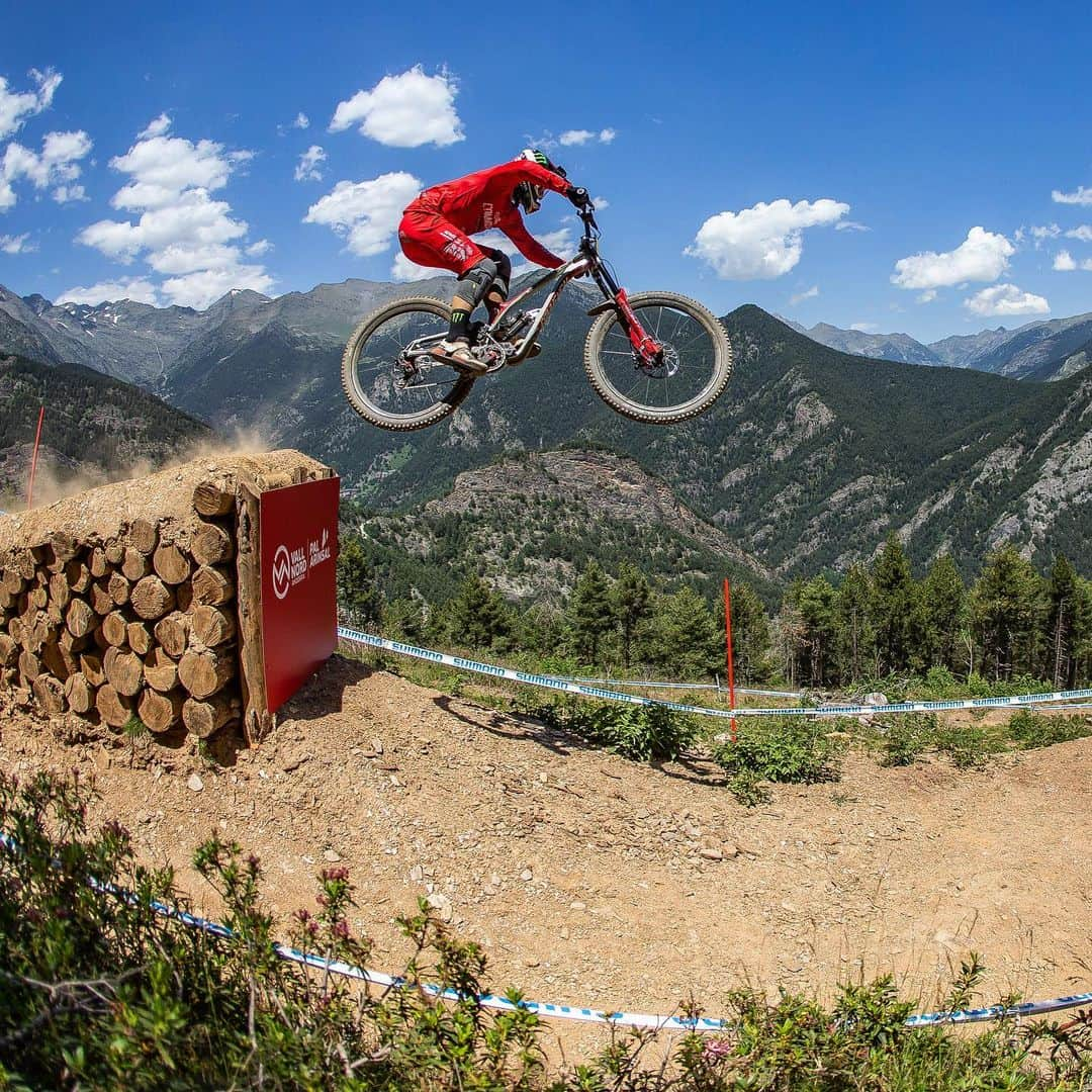 モンスターエナジーさんのインスタグラム写真 - (モンスターエナジーInstagram)「#MonsterEnergy riders left nothing on the track at a dusty #MTBWorldCup race with some extremely clouded sections. ⠀⠀⠀⠀⠀⠀⠀⠀⠀ @lorisvergier went faster and faster at each split taking 2nd overall; @troybrosnan gets 3rd despite a swollen knee over the weekend; @amaurypierron4 got 4th with great line choices and @dannyhart1 put down some risky lines to round out the top 5. ⠀⠀⠀⠀⠀⠀⠀⠀⠀ #MTB #MountainBike」7月8日 4時37分 - monsterenergy