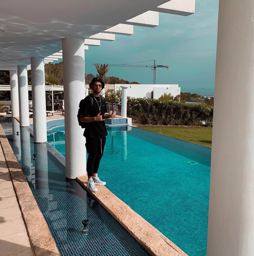 アドナン・ヤヌザイのインスタグラム：「🏝✔️」