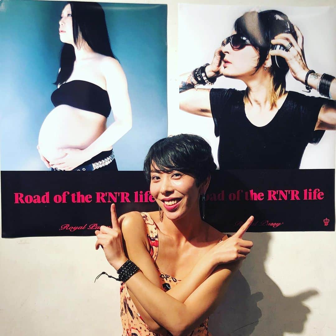 LOVEのインスタグラム：「川村カオリさんのギターTaylorのアコギで今日はライブを。こんな日が来るなんて、です。  #1000日の夏 のRECでのアコギも実はこのTaylor。受け継いだり守ったり手入れしたりして来た沢山の方々の思いに報うことができるようにと誠心誠意弾きました。大事なギターです。このTaylorで、ライブで、「1000日の夏」を歌うことは今日だけかも、今日だからかも、と思ったら、後からまたグッと来てしまいました。  また、ただ「好き」という気持ちからカオリさんに「歌詞を提供して頂けませんか」と手紙を書いて、お返事が来て、完成したころにはお会いできなかった「遠い声」。ああ、今日歌うためにこの曲は生まれていたんだな、とも思ったりしました。  川村カオリデビュー30年、没後10年、Royal Pussy20年。この10年、私も良き友人に出会えて今日があります。ありがとうござい祝、おめでとうござい祝！！㊗️☺️リリースも今日で良かった🎸  夏が1000日あったら、何をしたいかな？ 今日みたいに毎回歌えるように過ごしたいな、です。  楽しいことには飛びこんでみよう、と、急遽お声がけしてTennessee Waltz のセッションwith #坂田かよ さん。ありがとうございました。とても嬉しかった！  #royalpussy  #loveyanen #1000日の夏」