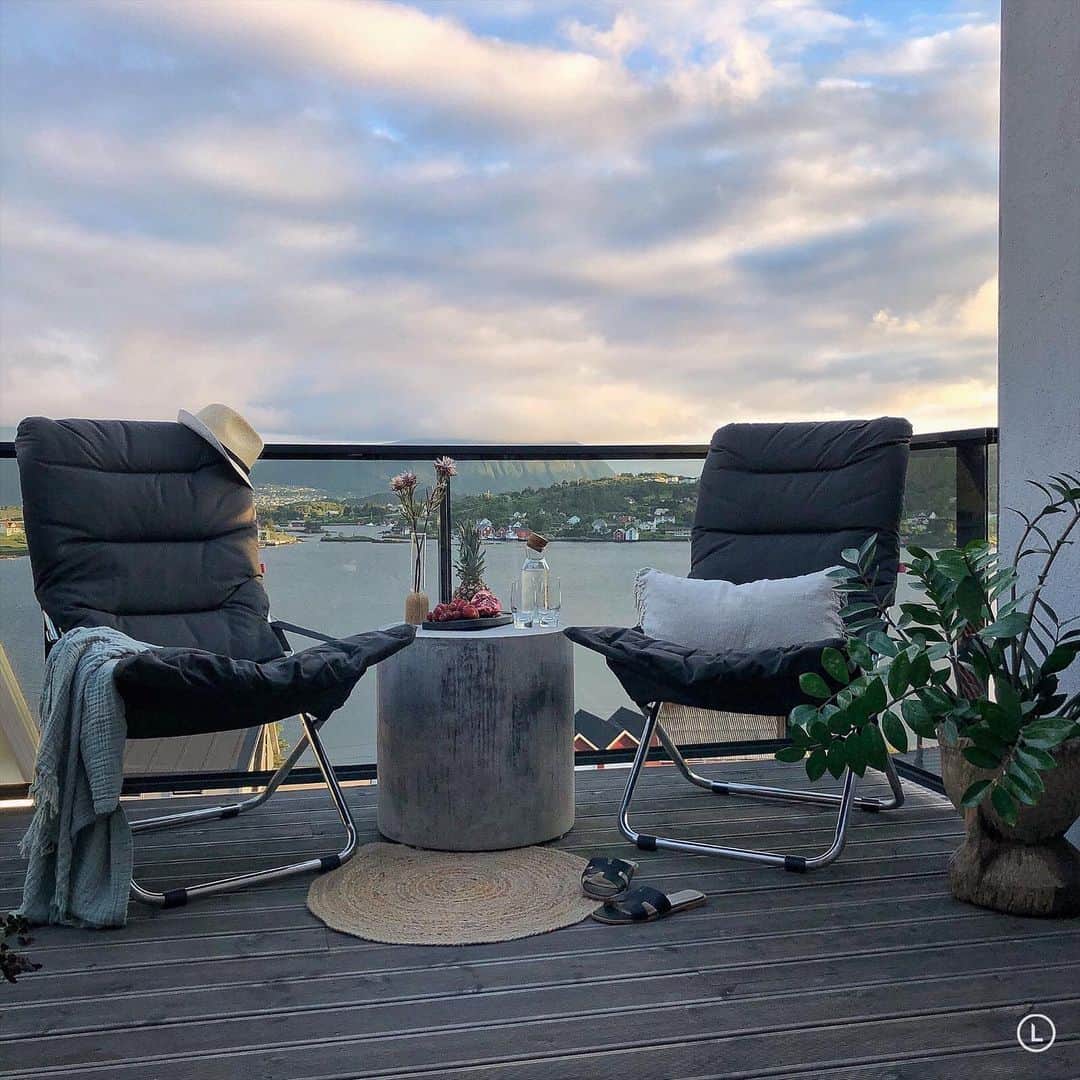 のインスタグラム：「Med ønske om en fin kveld 🌿 Ble litt blå himmel etterhvert her også..! Selv om temperaturen er så som så 😬 Er du så heldig å ha fått sommeren på besøk? . . . #patio #patiodesign #interiordesign #interior_delux #interior_and_living #uterom #uteplass #uteplassen #finehjem #interiør #interiors #scandinavianstyle #outdoorliving #balkong #balcony #balconyview #norskehjem #whiteinterioryes #multitrend #designinterior #fiam #nordiskehjem」