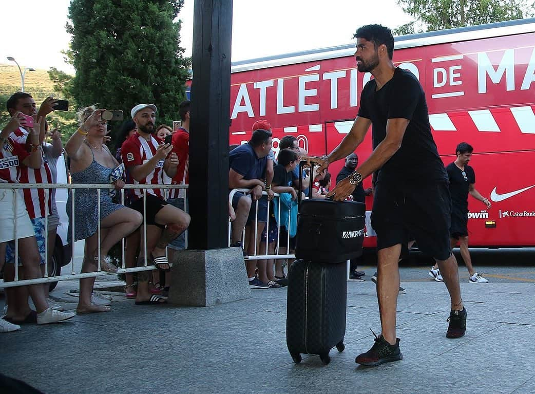 アトレティコ・マドリードさんのインスタグラム写真 - (アトレティコ・マドリードInstagram)「🚌 ¡Recién llegados a Los Ángeles de San Rafael! 🛏 ¡Ahora toca descansar, mañana comenzamos dos semanas de exigente preparación para afrontar la temporada 19/20! 💪 ¡Seguimos! - 🚌 Our team has arrived at Los Ángeles de San Rafael 🛏 Now it’s time to rest. Tomorrow we start two weeks of intense preparation to face the 19/20 season! 💪 Go, go go! - 📍 Les joueurs viennent d’arriver à LASR! Le stage de préparation peut commencer!  #AúpaAtleti #Atleti #Atlético #AtléticodeMadrid #Fútbol #Football #Soccer」7月8日 5時02分 - atleticodemadrid