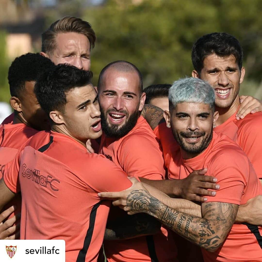 LFPさんのインスタグラム写真 - (LFPInstagram)「Play together, fight together! 💪🏾 • #Sevilla #Team #Together #LaLiga #LaLigaSantander」7月8日 5時17分 - laliga