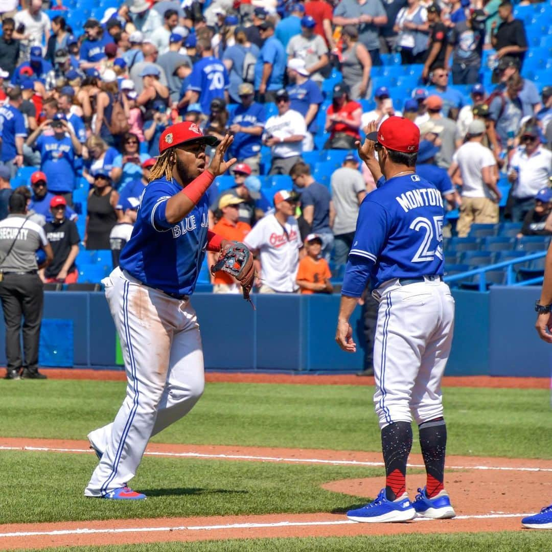 トロント・ブルージェイズさんのインスタグラム写真 - (トロント・ブルージェイズInstagram)「A good (W)ay to end the first half! Give us your ✋ emojis! #BlueJaysWin」7月8日 5時18分 - bluejays