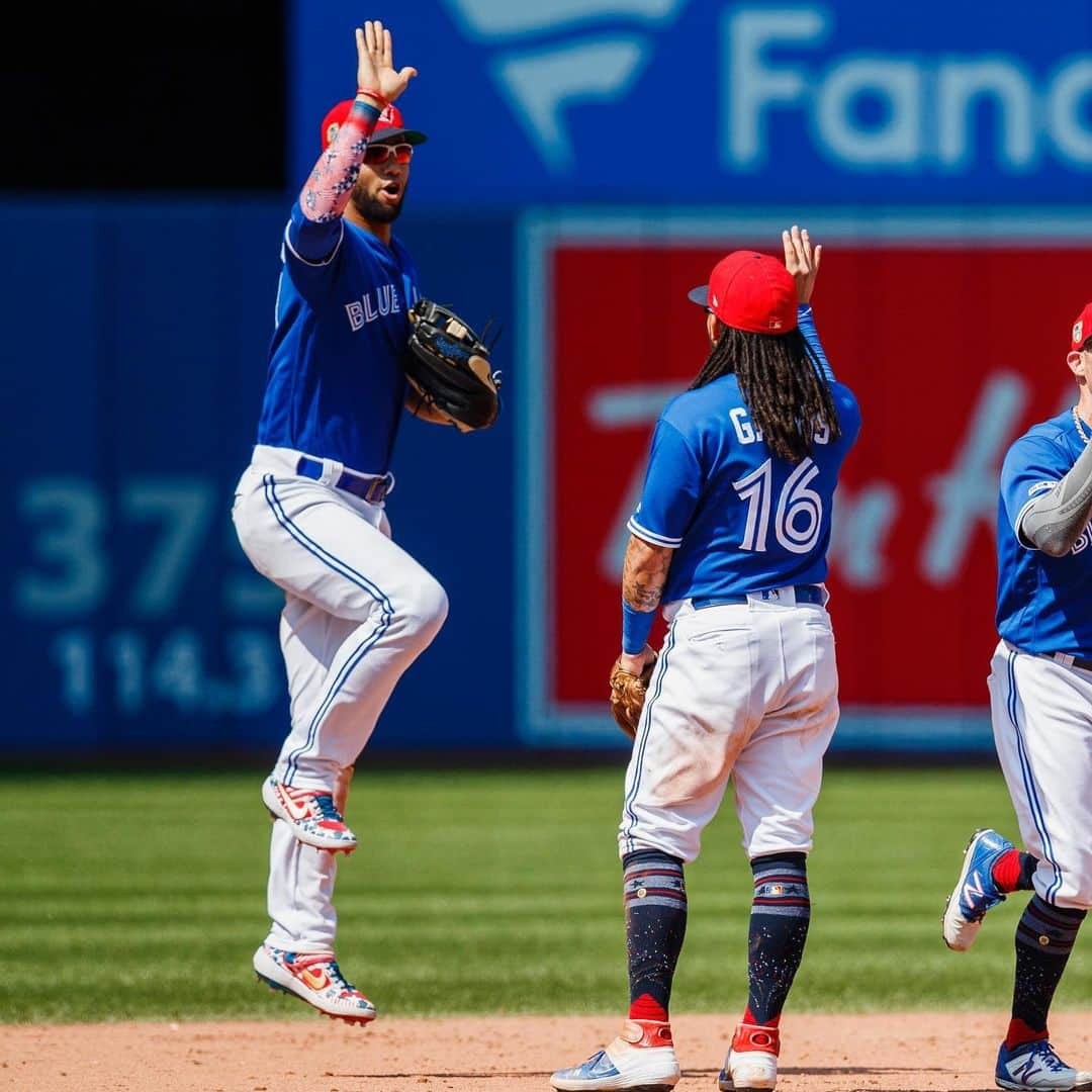 トロント・ブルージェイズさんのインスタグラム写真 - (トロント・ブルージェイズInstagram)「A good (W)ay to end the first half! Give us your ✋ emojis! #BlueJaysWin」7月8日 5時18分 - bluejays