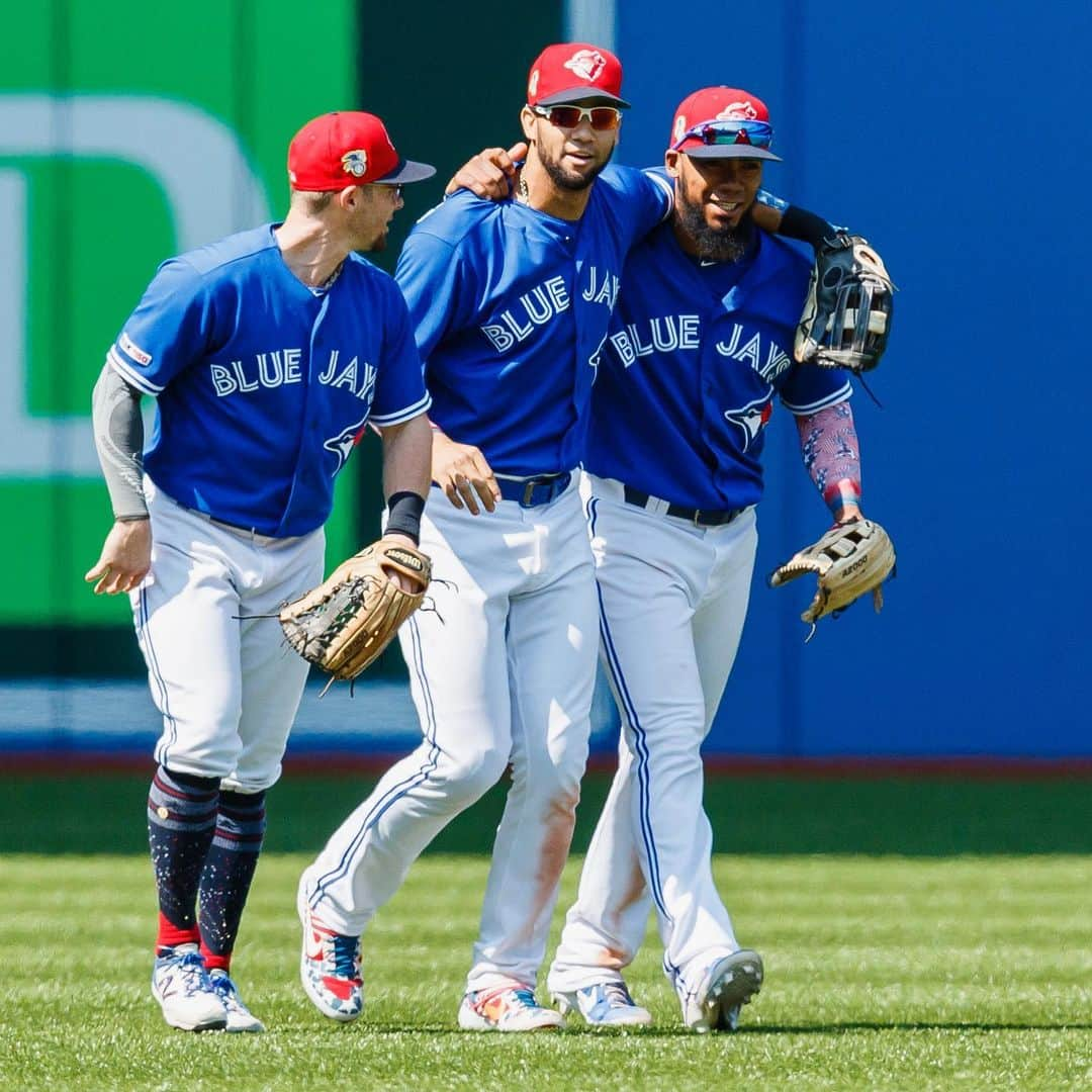 トロント・ブルージェイズさんのインスタグラム写真 - (トロント・ブルージェイズInstagram)「A good (W)ay to end the first half! Give us your ✋ emojis! #BlueJaysWin」7月8日 5時18分 - bluejays