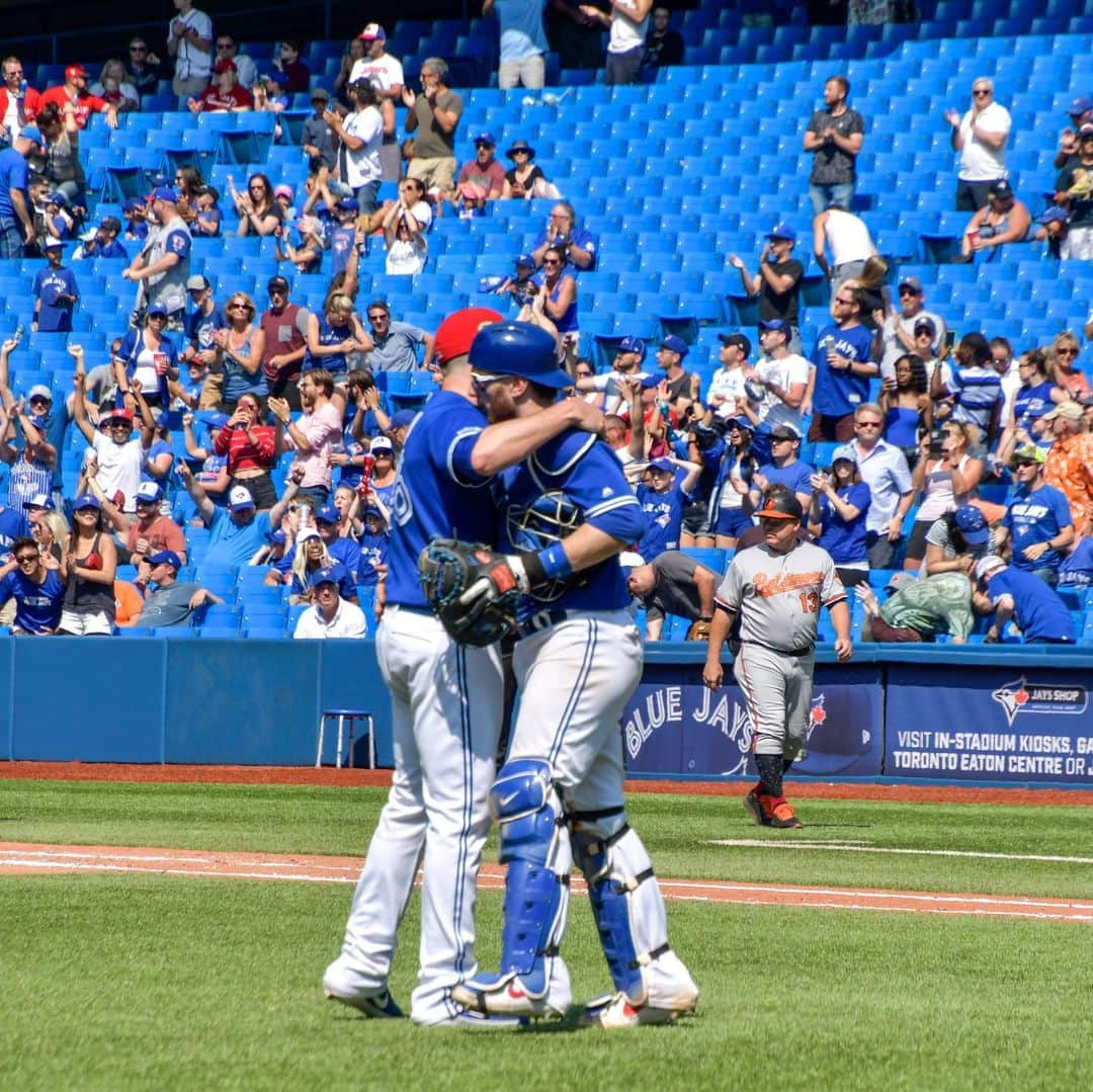 トロント・ブルージェイズさんのインスタグラム写真 - (トロント・ブルージェイズInstagram)「A good (W)ay to end the first half! Give us your ✋ emojis! #BlueJaysWin」7月8日 5時18分 - bluejays