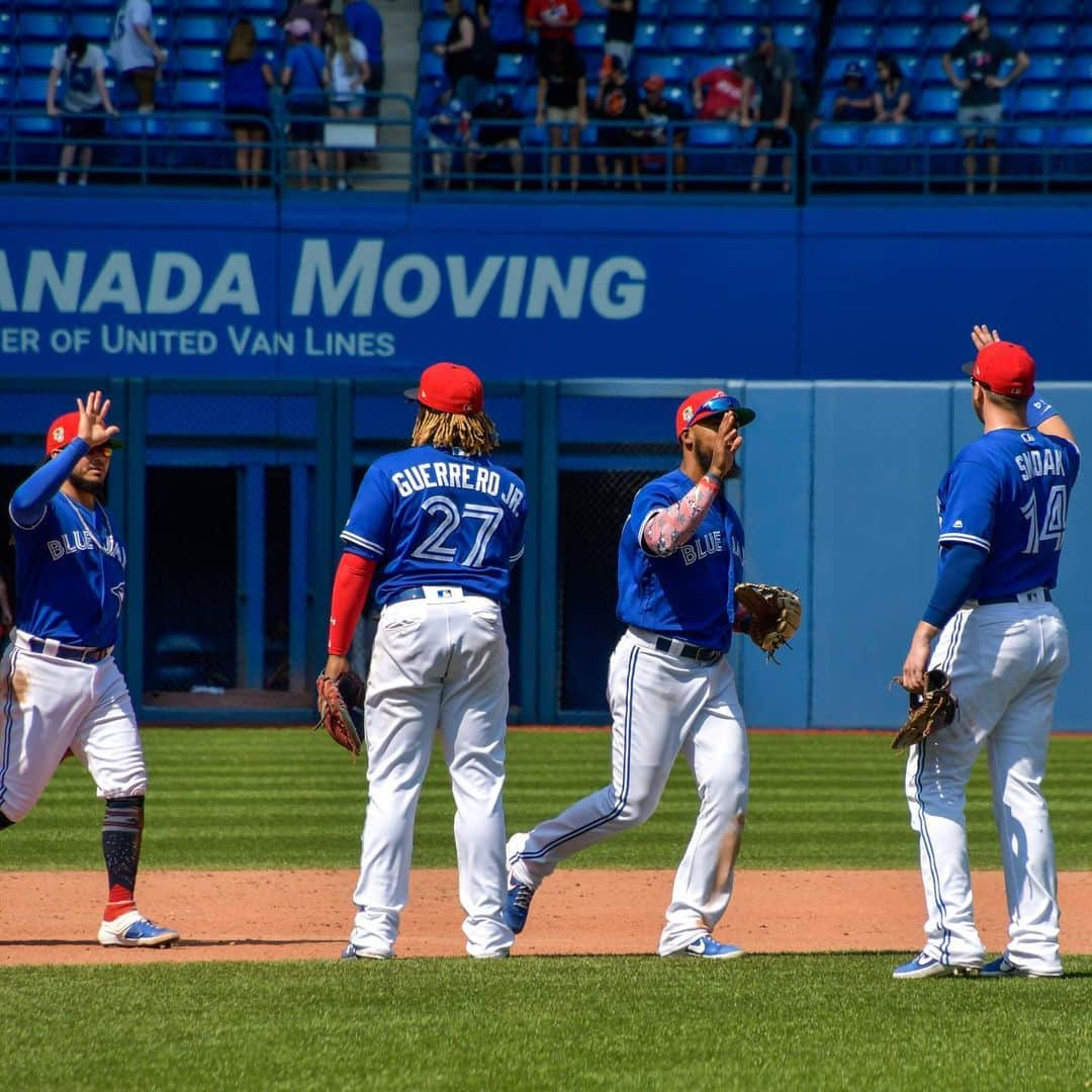 トロント・ブルージェイズさんのインスタグラム写真 - (トロント・ブルージェイズInstagram)「A good (W)ay to end the first half! Give us your ✋ emojis! #BlueJaysWin」7月8日 5時18分 - bluejays