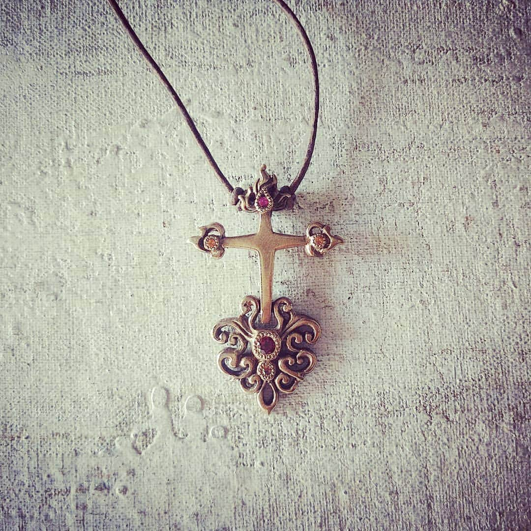 キャサリン ミッシェルさんのインスタグラム写真 - (キャサリン ミッシェルInstagram)「The Sacred Cross. Bronze and sapphire. Also in silver with black diamond #yourstory #cross #yes #jewelryasmedecinecm #croix #croce #preciousstones #artisan #bronze #jewelrydesigner #mensfashion #mensjewelry #sacred  #heirloom #madewithlove」7月8日 5時20分 - catherinemichiels