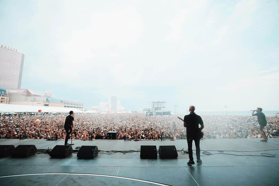 Simple Planさんのインスタグラム写真 - (Simple PlanInstagram)「Toronto! What a perfect day for an outdoor show! Can’t wait to play for you tonight with our friends @blink182 and @neckdeepuk ! 🤘🏻🤘🏻🤘🏻 We hit the stage at 7:55pm! See you soon! 🙌🏻🙌🏻🙌🏻 📸: @baeth」7月8日 5時20分 - simpleplan