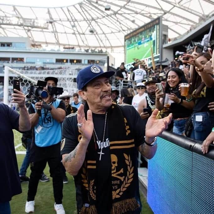 ダニー・トレホさんのインスタグラム写真 - (ダニー・トレホInstagram)「Had a great time with my pal @aarondonald99 and thank you @lafc for all the hospitality! And to the best fans @lafc3252 you sure do know how to bring that energy!!! #lafc #soccer #futbol #losangeles #la #bestfans #blackandgold」7月8日 5時42分 - officialdannytrejo