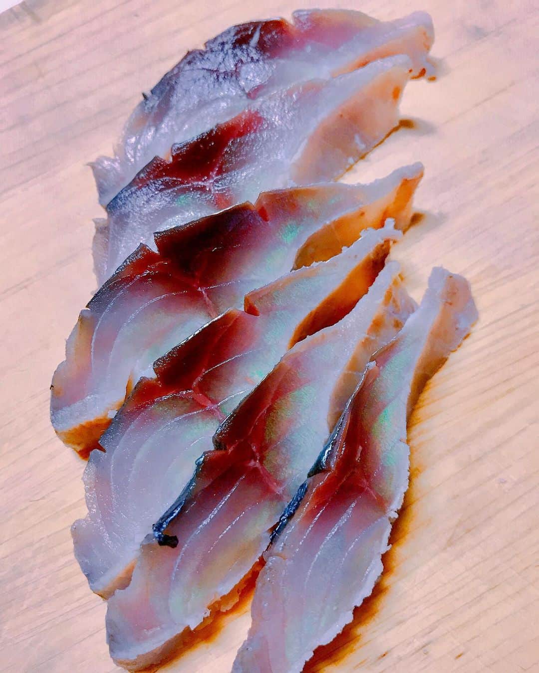 本間昭光のインスタグラム：「今日のシメサバはグッドな仕上がり。 酢締めを25分にしたけど、まだ強いかも。 水に薄める具合を変えて、20分でトライしてみよう。 千葉県産です。」