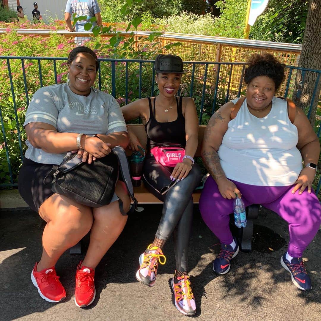 ジェニファー・ハドソンのインスタグラム：「The Mother’s bench !!! @juleyah @charismadegrandediva」