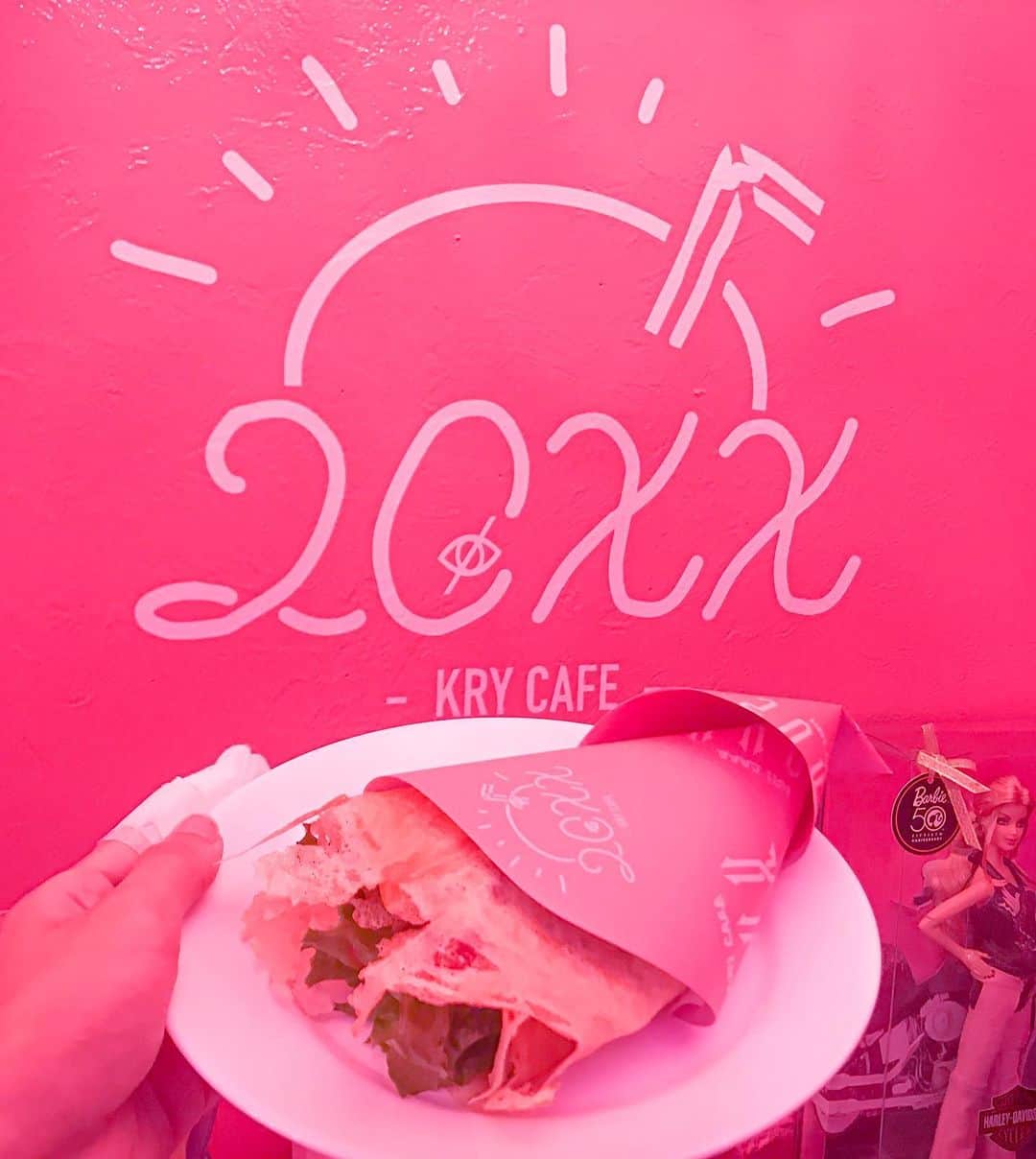 江崎びす子さんのインスタグラム写真 - (江崎びす子Instagram)「KRYcafe20XXのレセプションパーティーに行ってきました💖✨ 超どピンクで可愛いお店でした💕 タピオカやハムチーズクレープ その他いろんな料理いただきましたが どれも美味しかったです😊」7月8日 5時46分 - bisukoezaki