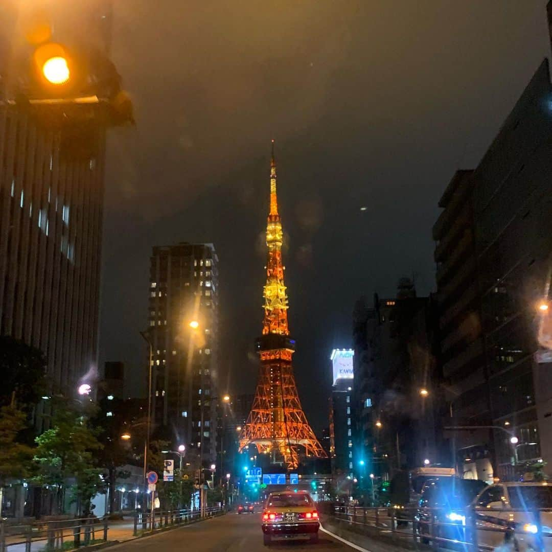 大桃美代子さんのインスタグラム写真 - (大桃美代子Instagram)「七夕🎋イベントで増上寺がキャンドルで照らされていました。  増上寺は好きで、ワンコとの散歩コースでした。  ワンコよお空から見ていてくれるかな？  今でも好きだよ。🐶 いつも人を惹きつける増上寺。  徳川家康はすごいなぁ〜と、  家康の土木事業の計画性に驚くばかり。  400年も残る仕事。  お江戸はやっぱり凄いのだ。！ #増上寺#七夕#ライトアップ#織姫#彦星#外国人いっぱい#日本#japan#tokyo#zoujyouji#徳川家康#天の川#願いが叶う#叶えて#zojyozi#tokyocameraclub @zojoji_enzan1393_official#江戸時代の余力の中で生きている#imatabi#imatabiキャンペーン7#今だから出来る旅#亀田日和」7月8日 5時54分 - miyoko_omomo