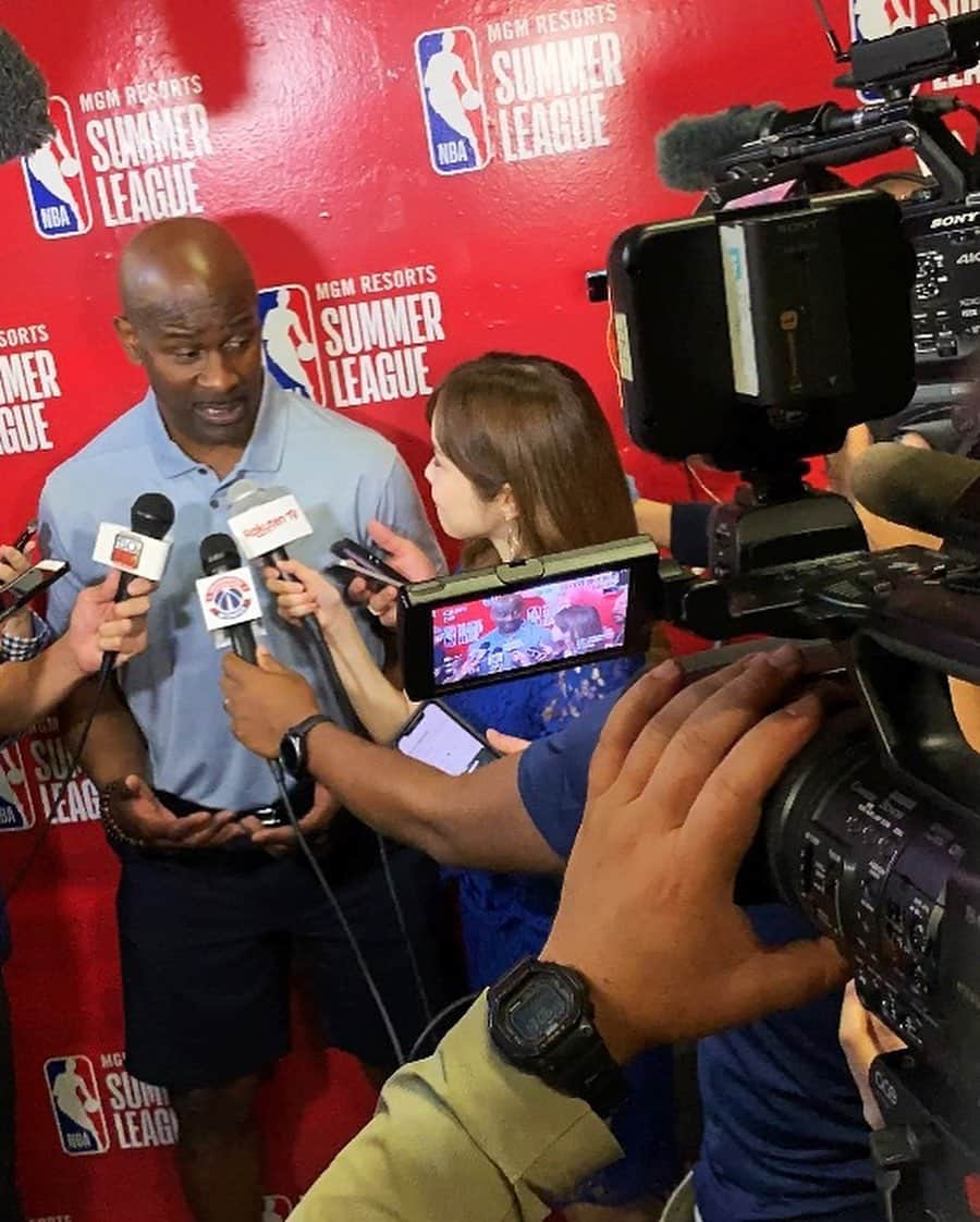 メロディー・モリタさんのインスタグラム写真 - (メロディー・モリタInstagram)「Interviewed Rui Hachimura, the first Japanese NBA player to be drafted in the first round as the 9th pick!!🏀✨ He made his Wizards debut last night with his aggressive defense and alley-oop dunk. I asked him a series of questions from how he felt playing in his first NBA level game, highlight of his night, how he hopes to carry the team as a leader, challenges/obstacles, and much more! I also conducted an exclusive interview with Japanese basketball star Makoto Hiejima! Another historic and touching moment for many Japanese fans (including myself) during last night's game was when both of these Japanese players were on the NBA SL court at the same time.🇯🇵 As a side note... I’ve been reporting pregame, halftime, and postgame, and one interesting moment was when Zion Williamson (#1 draft pick) walked right by me as I was speaking about him on camera.😆 Tonight, I will be covering Yuta Watanabe for the second consecutive year. Please continue to support and share about these amazing Japanese players!!☺️ Stay tuned on RakutenTV and my social media!🙌 * 昨日の試合直後に、今世界中が注目する日本人初 NBAドラフト１巡目（９位）に指名された「#八村塁 選手」にたっぷりインタビューをさせて頂きました‼️✨✨ 初めてウィザーズのユニフォームを着て、力強いディフェンスやアリウープダンクでNBAデビューを飾った八村選手。NBAレベルを体感した感想、ご自身のパフォーマンス、ウィザーズの中心になると宣言した想い、今後の課題や実践したいプレーなど、沢山の質問に答えて下さいました。  又この試合では、先日単独インタビューさせていただいた日本を代表するバスケ選手「#比江島慎 選手」と、同じコートに2人の日本人が同時に立つという偉業も成し遂げられました。NBAの舞台の一つであるサマーリーグで日本人対決が観られた瞬間には、本当に胸がいっぱいになりました。  楽天TVでの生中継リポート中（6枚目の写真）に、ドラフト指名１位の ザイオン・ウィリアムソン選手について語っている時には、ちょうどご本人が真横を通り過ぎて行くなど、色々なハプニングも有りで... 今後もいち早く現地の状況をお届けして参ります！💡 今日はこれから、去年のサマーリーグでも密着取材した渡邊雄太選手の試合＆取材に行ってきます！これからの試合の日本人選手達の活躍を「楽天TVスペシャル」で一緒に応援していただけると嬉しいです！🏀🔥 #NBA #八村塁 #比江島慎 #RuiHachimura #MakotoHiejima #ZionWilliamson」7月8日 5時58分 - melodeemorita