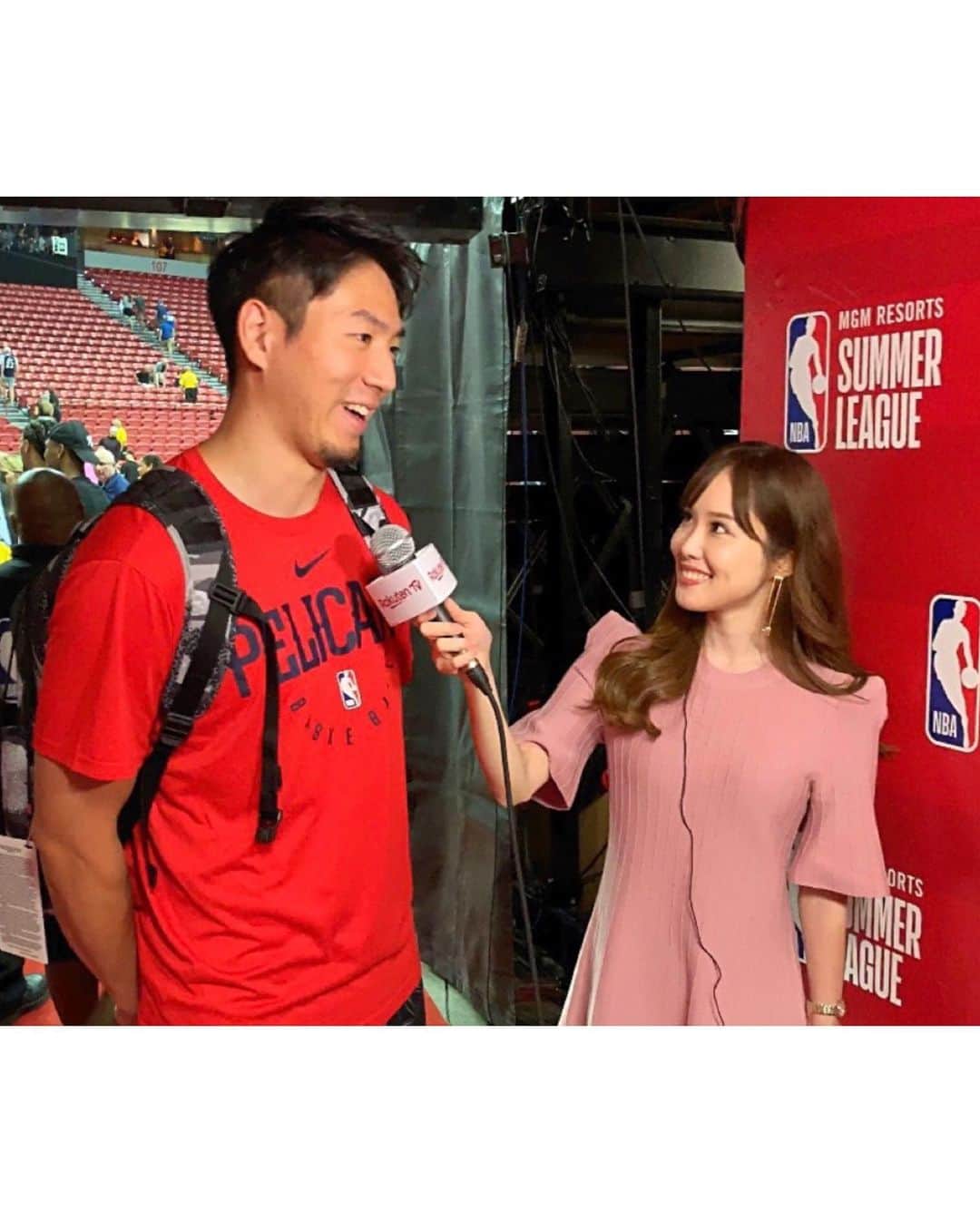 メロディー・モリタさんのインスタグラム写真 - (メロディー・モリタInstagram)「Interviewed Rui Hachimura, the first Japanese NBA player to be drafted in the first round as the 9th pick!!🏀✨ He made his Wizards debut last night with his aggressive defense and alley-oop dunk. I asked him a series of questions from how he felt playing in his first NBA level game, highlight of his night, how he hopes to carry the team as a leader, challenges/obstacles, and much more! I also conducted an exclusive interview with Japanese basketball star Makoto Hiejima! Another historic and touching moment for many Japanese fans (including myself) during last night's game was when both of these Japanese players were on the NBA SL court at the same time.🇯🇵 As a side note... I’ve been reporting pregame, halftime, and postgame, and one interesting moment was when Zion Williamson (#1 draft pick) walked right by me as I was speaking about him on camera.😆 Tonight, I will be covering Yuta Watanabe for the second consecutive year. Please continue to support and share about these amazing Japanese players!!☺️ Stay tuned on RakutenTV and my social media!🙌 * 昨日の試合直後に、今世界中が注目する日本人初 NBAドラフト１巡目（９位）に指名された「#八村塁 選手」にたっぷりインタビューをさせて頂きました‼️✨✨ 初めてウィザーズのユニフォームを着て、力強いディフェンスやアリウープダンクでNBAデビューを飾った八村選手。NBAレベルを体感した感想、ご自身のパフォーマンス、ウィザーズの中心になると宣言した想い、今後の課題や実践したいプレーなど、沢山の質問に答えて下さいました。  又この試合では、先日単独インタビューさせていただいた日本を代表するバスケ選手「#比江島慎 選手」と、同じコートに2人の日本人が同時に立つという偉業も成し遂げられました。NBAの舞台の一つであるサマーリーグで日本人対決が観られた瞬間には、本当に胸がいっぱいになりました。  楽天TVでの生中継リポート中（6枚目の写真）に、ドラフト指名１位の ザイオン・ウィリアムソン選手について語っている時には、ちょうどご本人が真横を通り過ぎて行くなど、色々なハプニングも有りで... 今後もいち早く現地の状況をお届けして参ります！💡 今日はこれから、去年のサマーリーグでも密着取材した渡邊雄太選手の試合＆取材に行ってきます！これからの試合の日本人選手達の活躍を「楽天TVスペシャル」で一緒に応援していただけると嬉しいです！🏀🔥 #NBA #八村塁 #比江島慎 #RuiHachimura #MakotoHiejima #ZionWilliamson」7月8日 5時58分 - melodeemorita