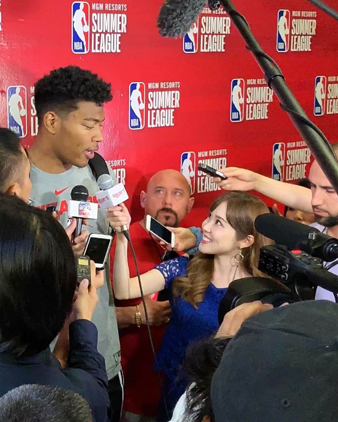 メロディー・モリタさんのインスタグラム写真 - (メロディー・モリタInstagram)「Interviewed Rui Hachimura, the first Japanese NBA player to be drafted in the first round as the 9th pick!!🏀✨ He made his Wizards debut last night with his aggressive defense and alley-oop dunk. I asked him a series of questions from how he felt playing in his first NBA level game, highlight of his night, how he hopes to carry the team as a leader, challenges/obstacles, and much more! I also conducted an exclusive interview with Japanese basketball star Makoto Hiejima! Another historic and touching moment for many Japanese fans (including myself) during last night's game was when both of these Japanese players were on the NBA SL court at the same time.🇯🇵 As a side note... I’ve been reporting pregame, halftime, and postgame, and one interesting moment was when Zion Williamson (#1 draft pick) walked right by me as I was speaking about him on camera.😆 Tonight, I will be covering Yuta Watanabe for the second consecutive year. Please continue to support and share about these amazing Japanese players!!☺️ Stay tuned on RakutenTV and my social media!🙌 * 昨日の試合直後に、今世界中が注目する日本人初 NBAドラフト１巡目（９位）に指名された「#八村塁 選手」にたっぷりインタビューをさせて頂きました‼️✨✨ 初めてウィザーズのユニフォームを着て、力強いディフェンスやアリウープダンクでNBAデビューを飾った八村選手。NBAレベルを体感した感想、ご自身のパフォーマンス、ウィザーズの中心になると宣言した想い、今後の課題や実践したいプレーなど、沢山の質問に答えて下さいました。  又この試合では、先日単独インタビューさせていただいた日本を代表するバスケ選手「#比江島慎 選手」と、同じコートに2人の日本人が同時に立つという偉業も成し遂げられました。NBAの舞台の一つであるサマーリーグで日本人対決が観られた瞬間には、本当に胸がいっぱいになりました。  楽天TVでの生中継リポート中（6枚目の写真）に、ドラフト指名１位の ザイオン・ウィリアムソン選手について語っている時には、ちょうどご本人が真横を通り過ぎて行くなど、色々なハプニングも有りで... 今後もいち早く現地の状況をお届けして参ります！💡 今日はこれから、去年のサマーリーグでも密着取材した渡邊雄太選手の試合＆取材に行ってきます！これからの試合の日本人選手達の活躍を「楽天TVスペシャル」で一緒に応援していただけると嬉しいです！🏀🔥 #NBA #八村塁 #比江島慎 #RuiHachimura #MakotoHiejima #ZionWilliamson」7月8日 5時58分 - melodeemorita