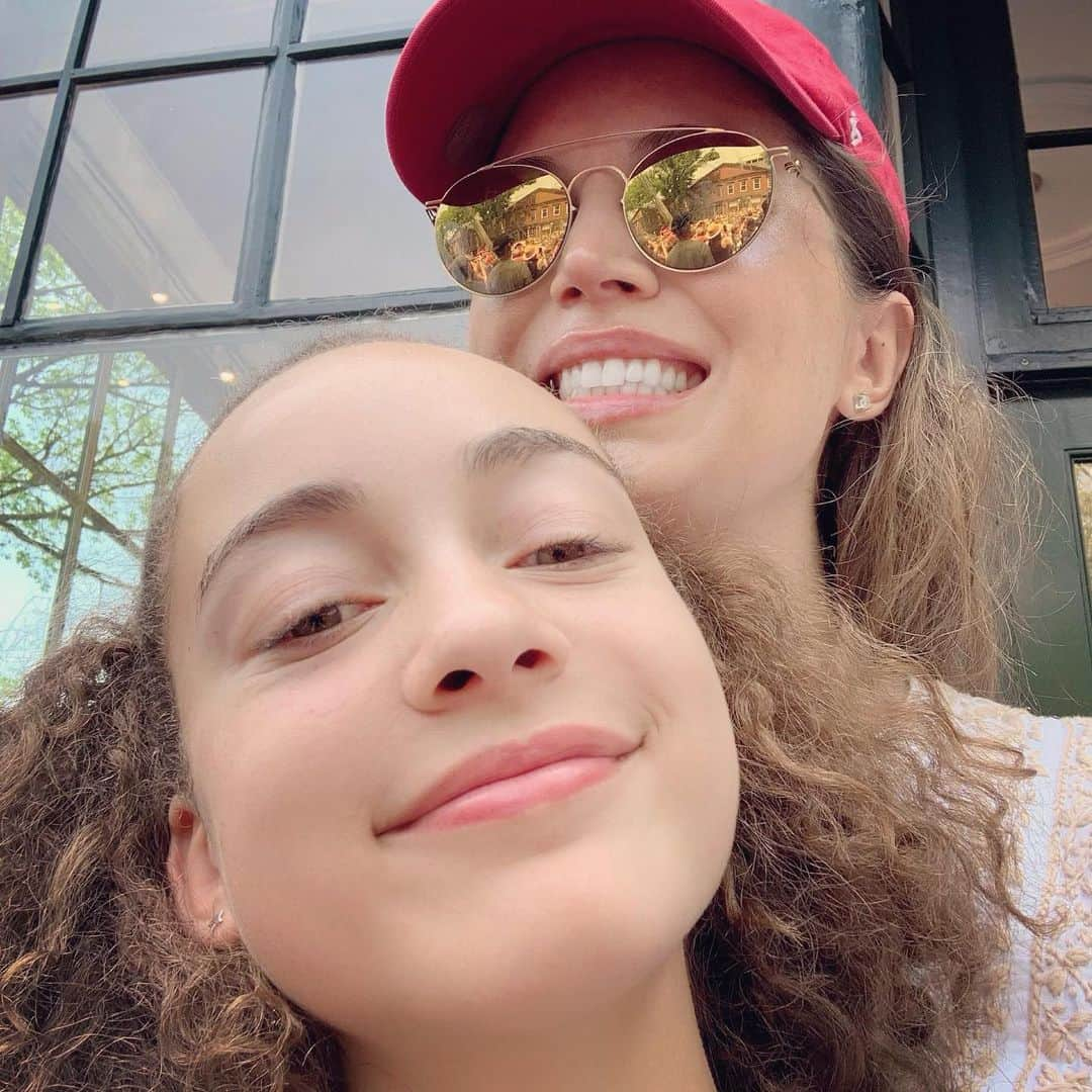 エリザ・ドゥシュクのインスタグラム：「Happy 16th Birthday to this sweet love of my life...! @sofiadushku I couldn’t be more proud to be your auntie & of YOU❣️#yaya #fifi #sobrina 🎂👭」