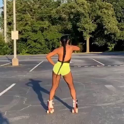 エイミー・ファムのインスタグラム：「expectation → reality #rollerskating #goals」