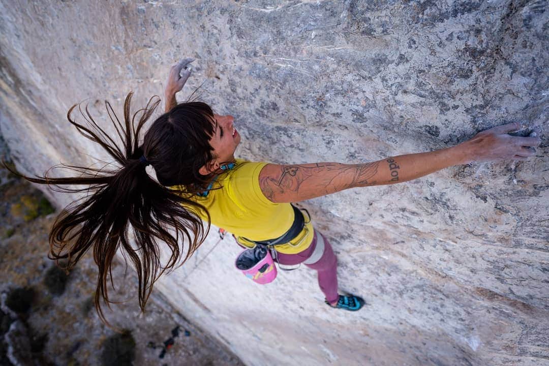 ペイジー・クラッセンのインスタグラム：「Imagine receiving Maxim Ropes for LIFE. 2 ropes a year. If you're a lifer, just imagine how many thousands of fun times you'll have dangling from the sleekest, silkiest, sexiest, sturdiest ropes in the biz. Not to mention the thousands of dollars you'll save. And the SENDS, oh the sends!  Here's how:  Go to www.maximropes.com/maxim4life and fill out the short yellow form.  Follow @maximropes  Post a climbing photo on Instagram and tag #maxim4life  The Maxim athlete team will choose our top 10 favorites, which will go to the website for public voting.  Alright, go do it! And do it before August 31.  Also, I'll be posting on the @maximropes page all week, so follow along for cool photos and redpointing tips!」