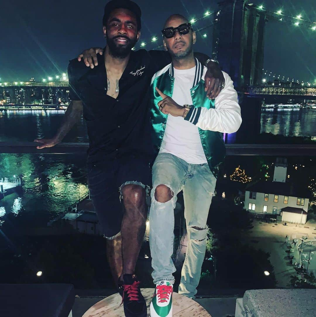 スウィズ・ビーツさんのインスタグラム写真 - (スウィズ・ビーツInstagram)「I had to welcome my cuz into the @brooklynnets correct last night . Congrats King @kyrieirving you make the family look good it’s your time let’s go 🙌🏽🙌🏽🙌🏽🙌🏽🙌🏽🙌🏽」7月8日 6時02分 - therealswizzz