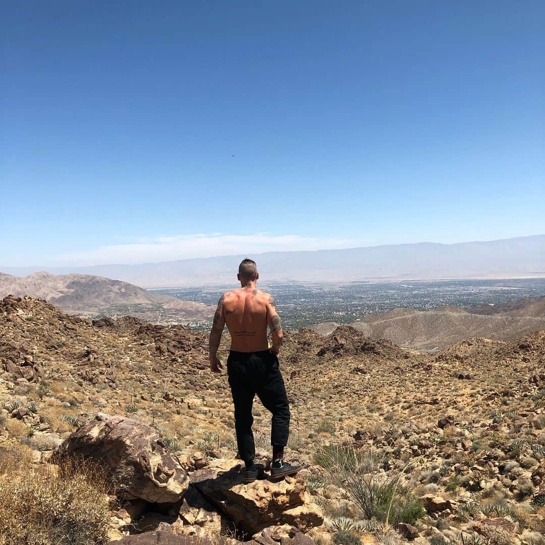 ザッキー・ヴェンジェンスのインスタグラム：「“You have a whole life in the outdoors, you realize you have a sense of responsibility to protect these wild places” Yvon Chouinard  #desert #wecanmakeadifference #becreative #respect #leavenotrace #tattoos #progress #noshirt #california #palmdesert #earth #beauty #alltimelow #fitness #abs #pickupyourtrash #desertcleanup #yvonchouinard」