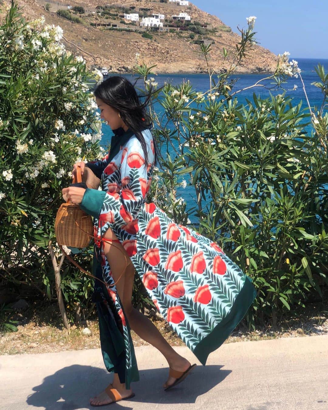 オスカーデラレンタさんのインスタグラム写真 - (オスカーデラレンタInstagram)「Relaxed glamour. @TokiBunBun looks luxurious in our tulip fields silk-twill robe for the long weekend in Mykonos. Tap to shop the look.」7月8日 6時16分 - oscardelarenta