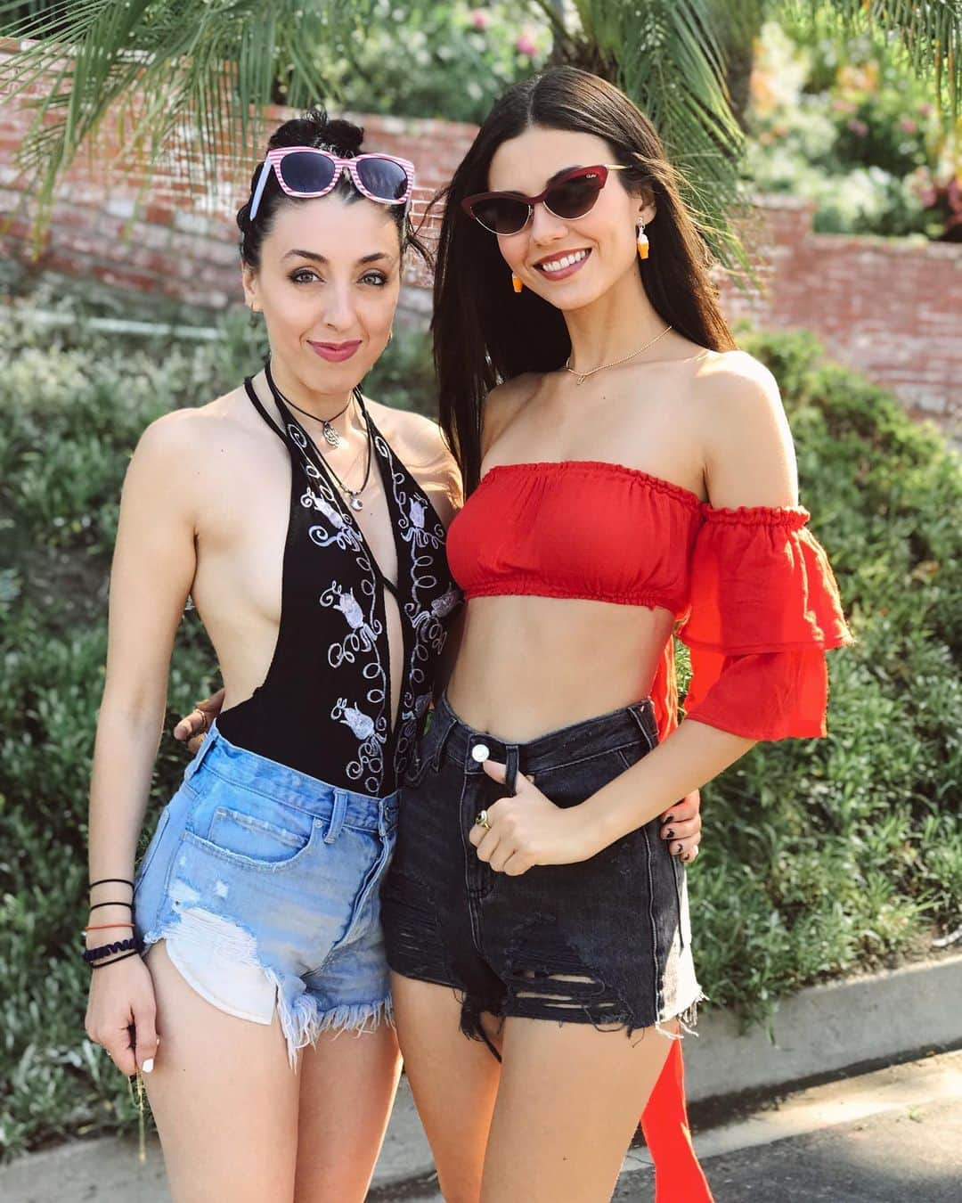 ヴィクトリア・ジャスティスさんのインスタグラム写真 - (ヴィクトリア・ジャスティスInstagram)「Had the most fun @bonniemckee ‘s 6th of July pool party w/ my OG (we go all the way back to pre-k y’all) @tatianaparis ❤️! I just wish the view could’ve been a little better 🤷🏻‍♀️;). Thanks for having us Bonnie, you da besttt xx 💋」7月8日 6時24分 - victoriajustice